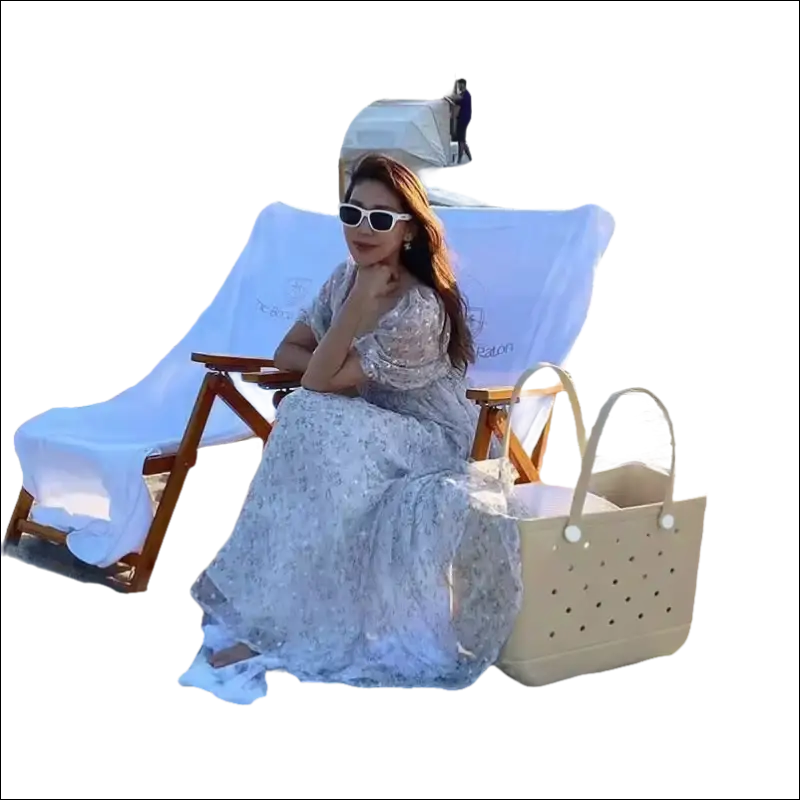 Perforated beige beach bag.